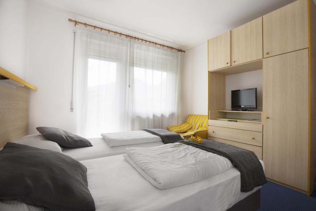 Doppel-/Zweibettzimmer mit Balkon
