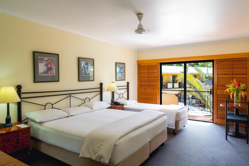 Dreibettzimmer mit Poolblick