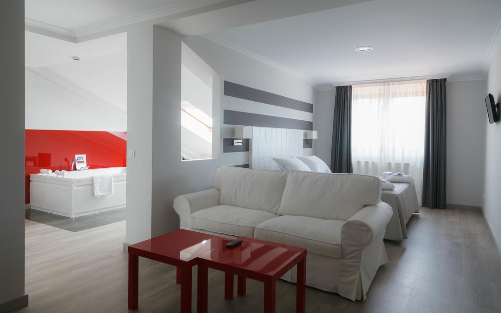 Suite con bañera de hidromasaje y cama grande