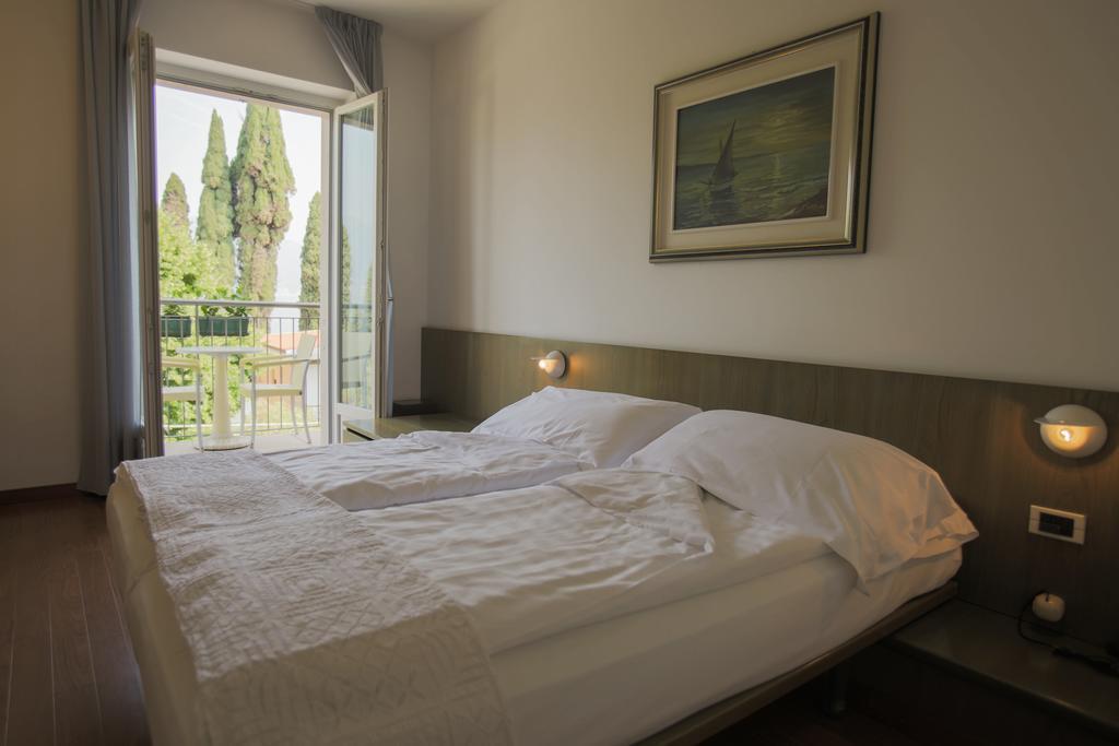 Doppel-/Zweibettzimmer mit Balkon