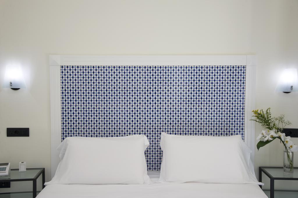 Doppel-/Zweibettzimmer mit seitlichem Meerblick