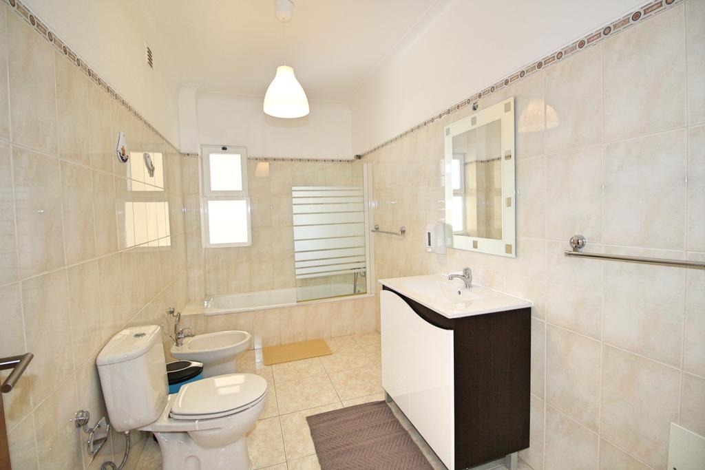 Habitación Triple Básica con baño compartido