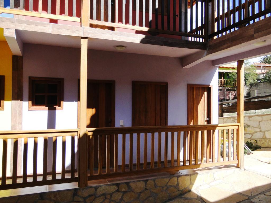 Quarto com 2 Camas de Solteiro e Banheiro