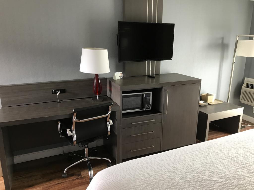 King Room with Lake View - Smoking