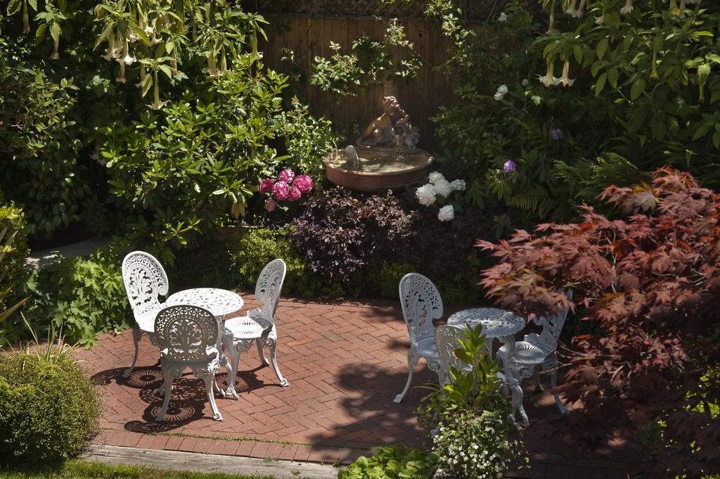 Zimmer mit Queensize-Bett, Whirlpool-Badewanne und Terrasse
