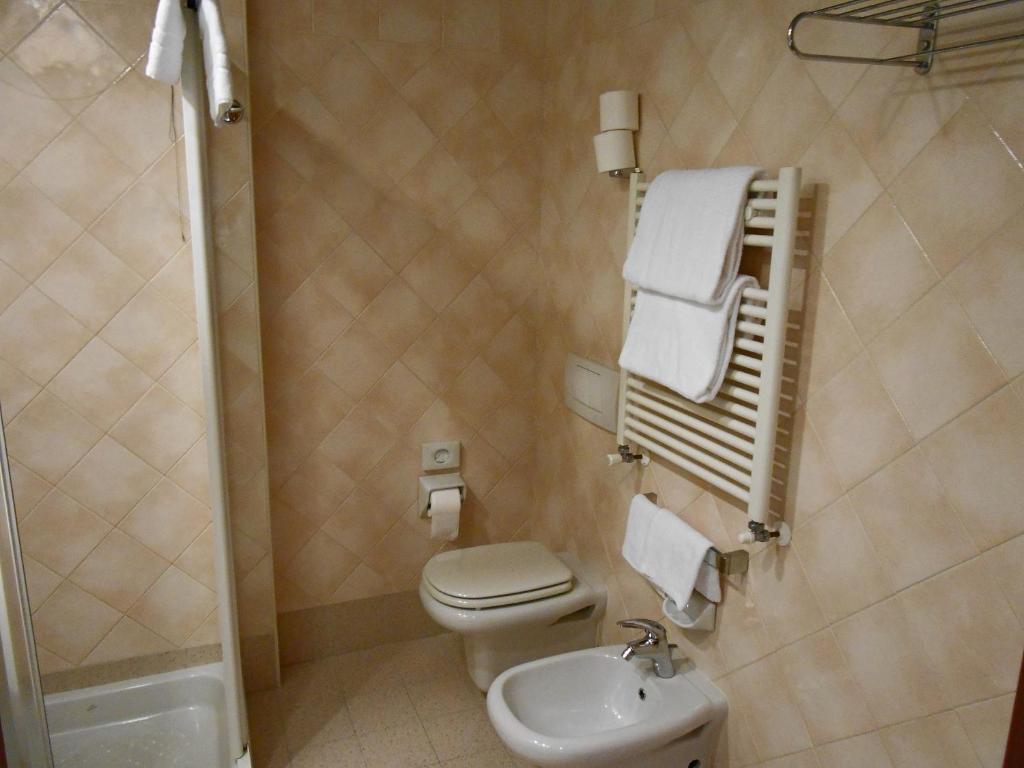 Comfort Tweepersoonskamer met 1 of 2 Bedden en Zijdelings Uitzicht op het Meer