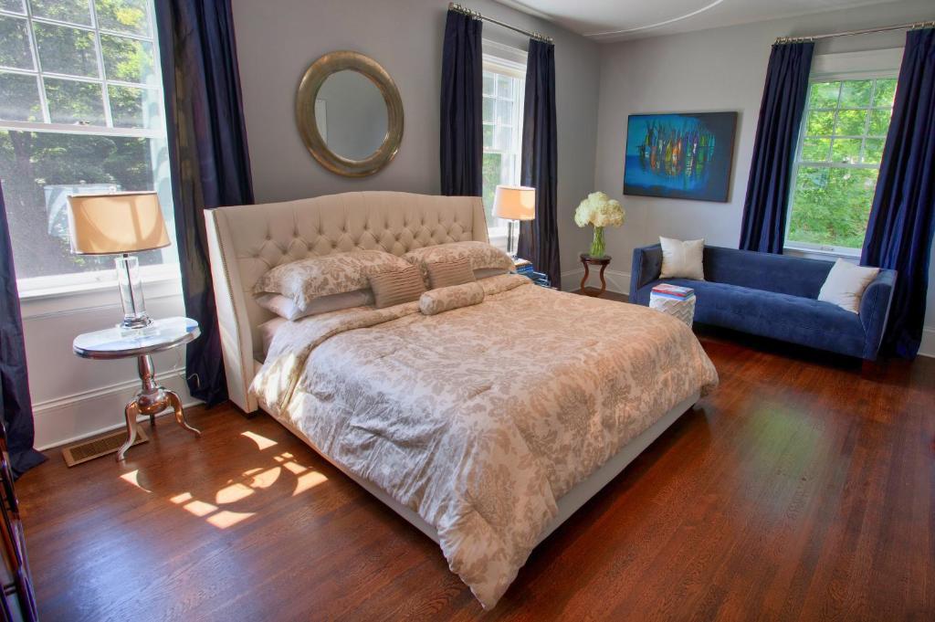 Deluxe King Room with Mountain View