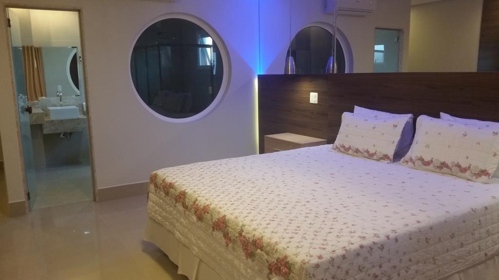 Quarto com Cama King-size e Banheira de Hidromassagem