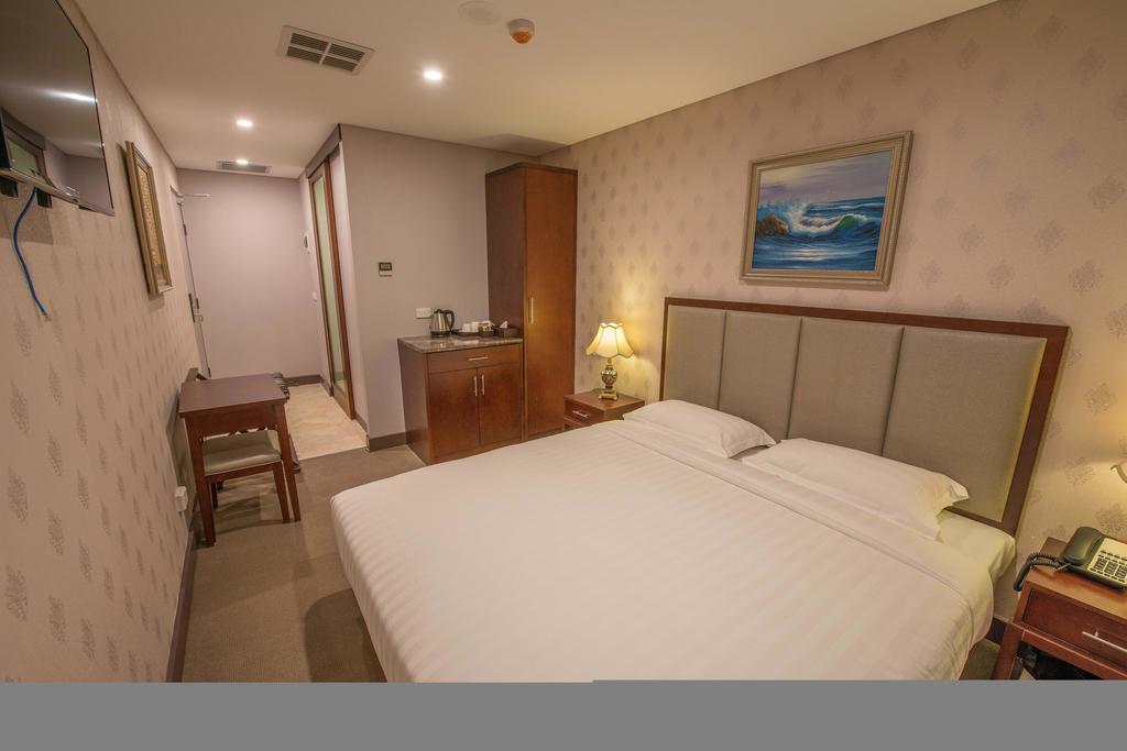 Habitación con cama extragrande.