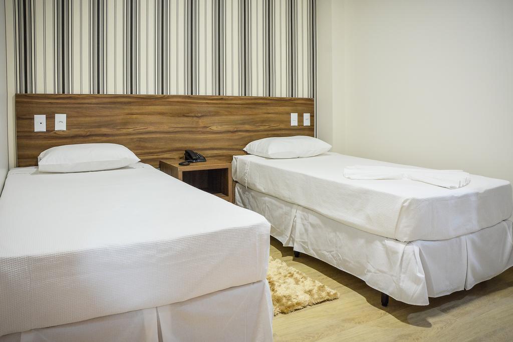 Quarto com 2 Camas de Solteiro