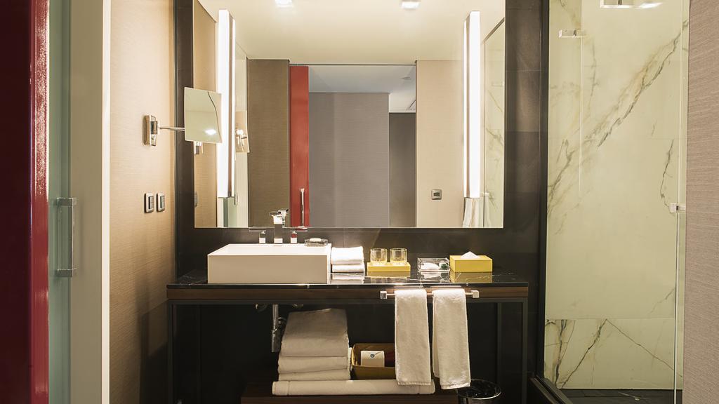 Quarto com Cama King-size e Vista do Rio