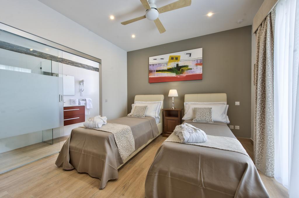 Suite mit Kingsize-Bett und Balkon