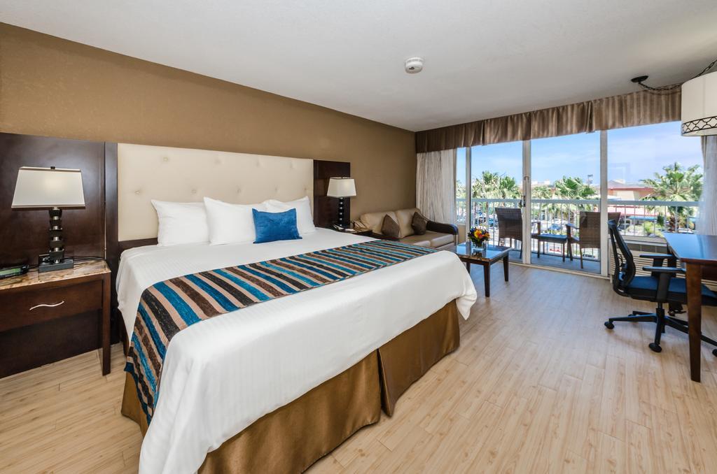 Zimmer mit Kingsize-Bett und Balkon