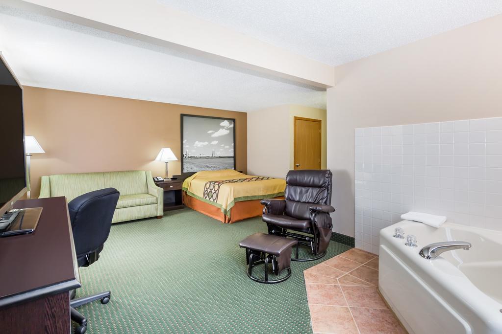 Superior Queen Suite - Non-Smoking
