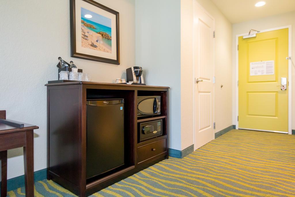 Queen Room with Two Queen Beds - City View,984109546:JPEG