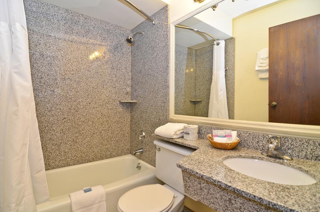 King Room with Spa Bath and Wet Bar - Interior Entrance/Non-Smoking
