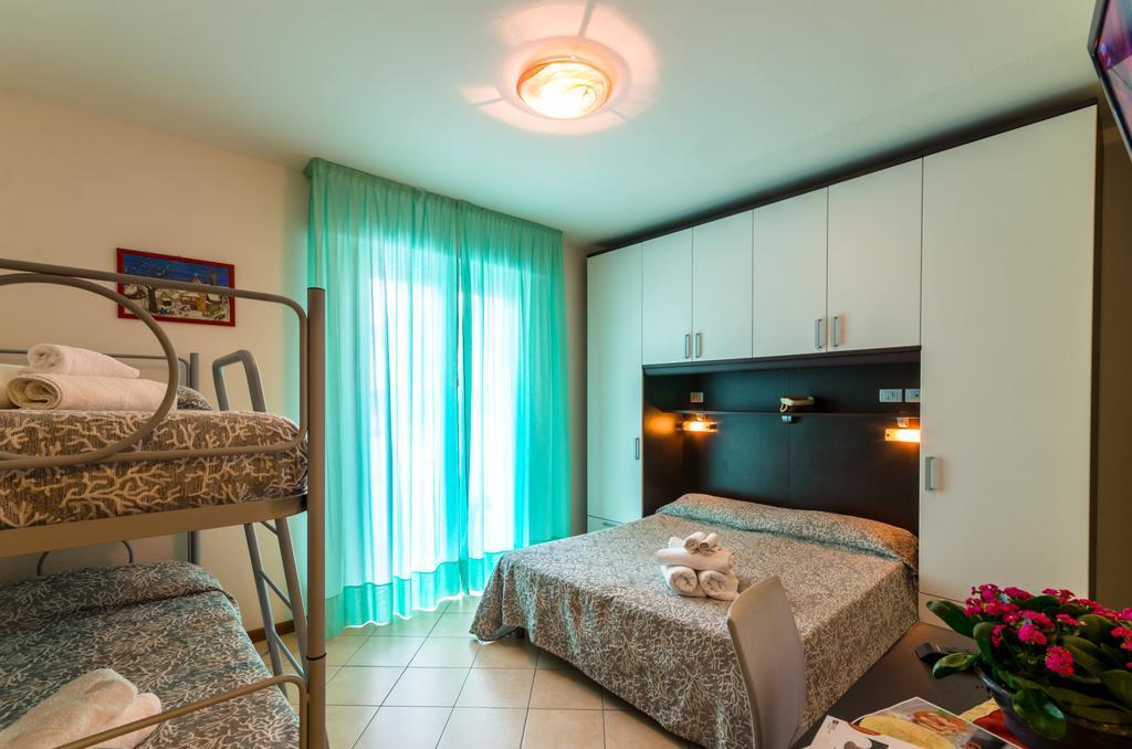 Camera Matrimoniale Classic con Letto Supplementare e Balcone