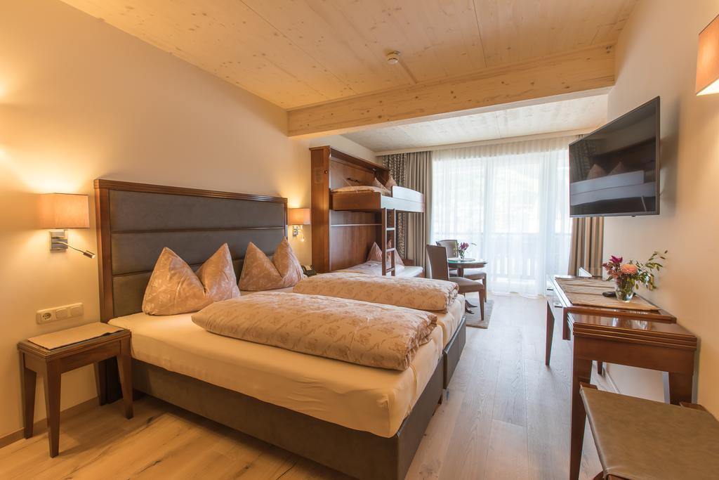 Familienzimmer mit Bergblick