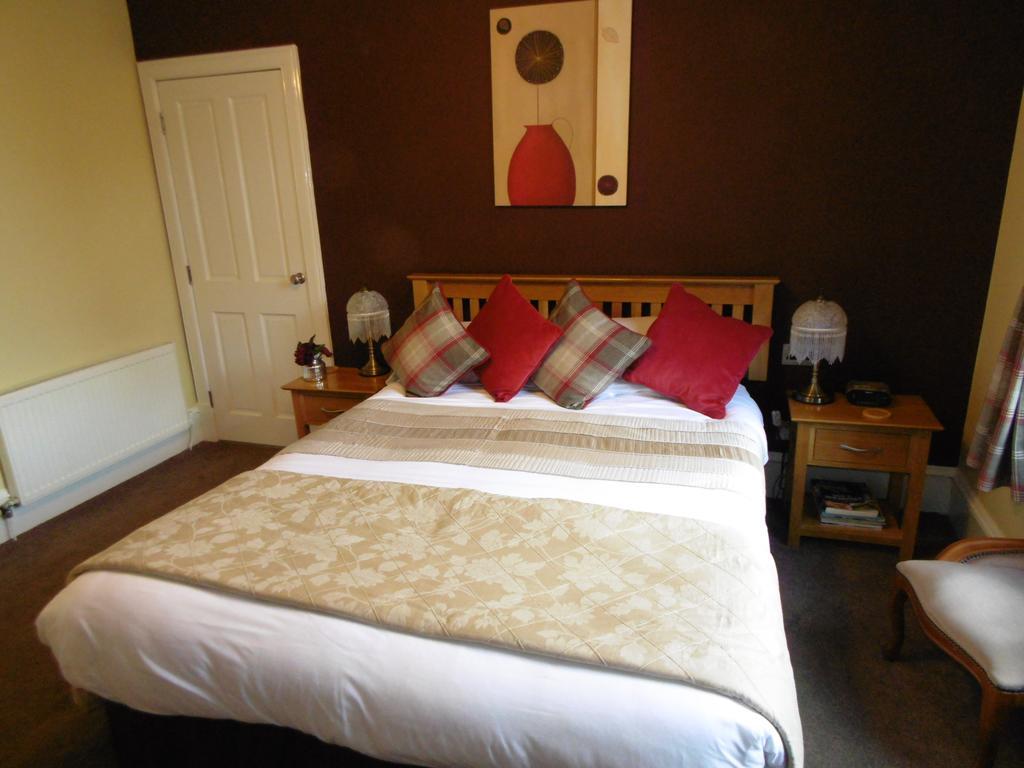 Doppelzimmer mit Kingsize-Bett und Dusche
