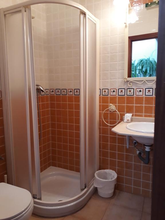 Quarto com 2 Camas de Solteiro e Banheiro Privativo Externo