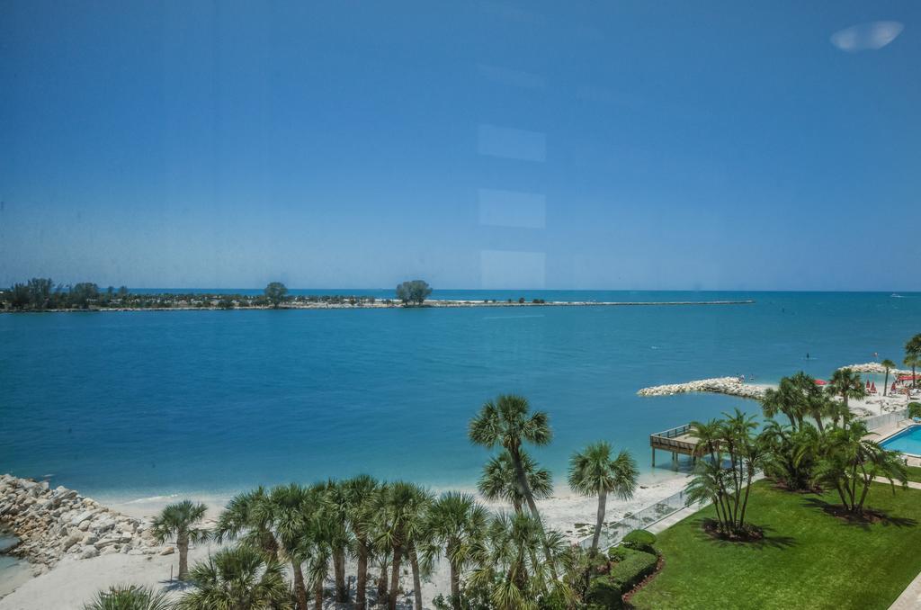 Eckzimmer mit Kingsize-Bett und Blick auf den Strand