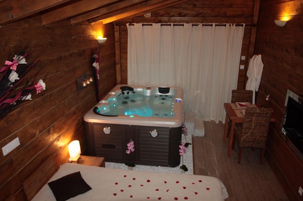 Suite Hot Tub,497464218:JPEG