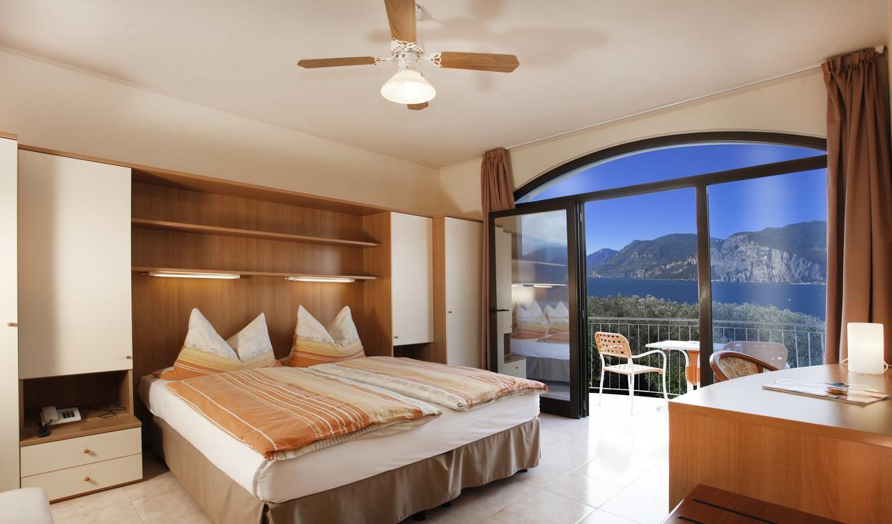 Zimmer mit Queensize-Bett und Balkon