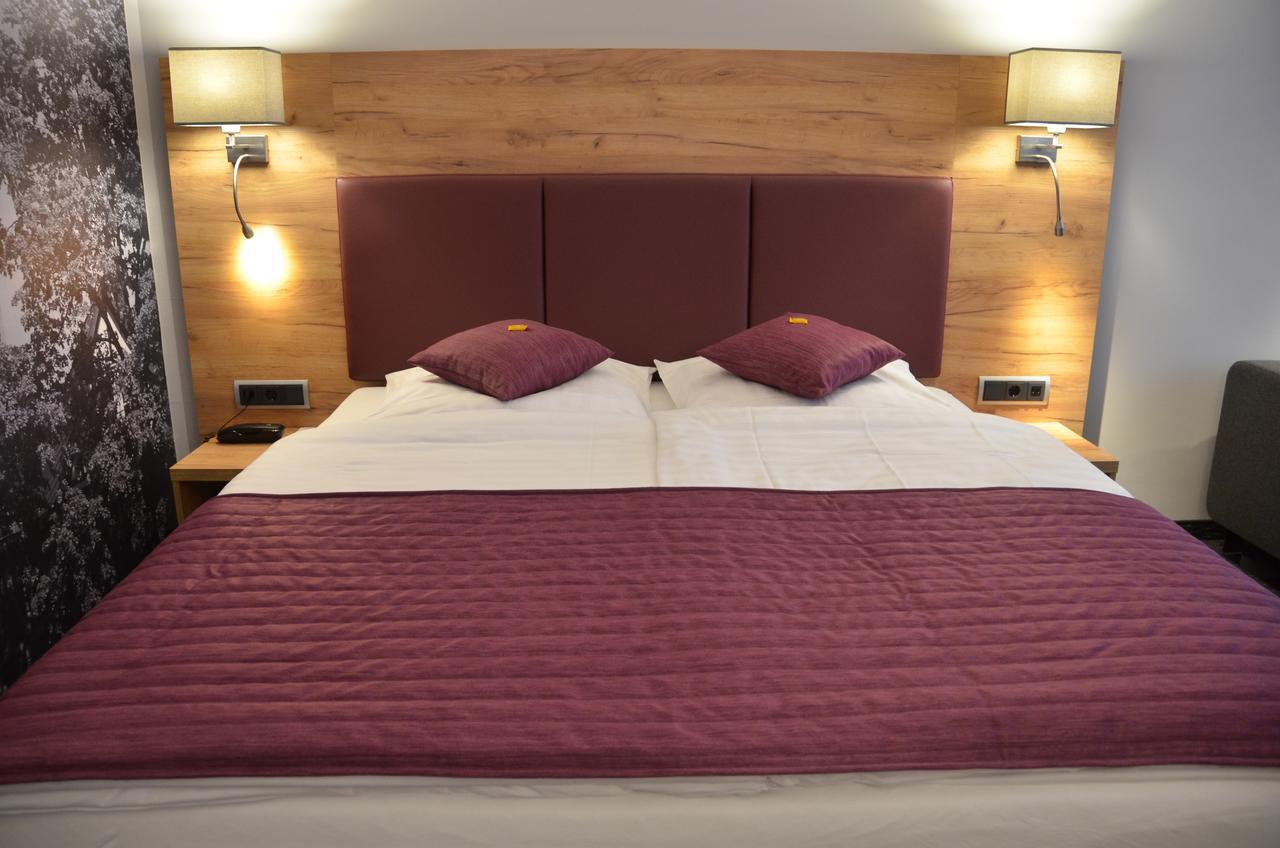 Zimmer mit Kingsize-Bett