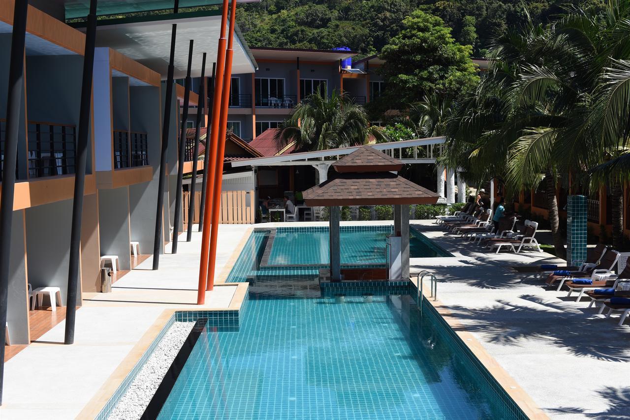 Deluxe Zweibettzimmer mit Poolblick