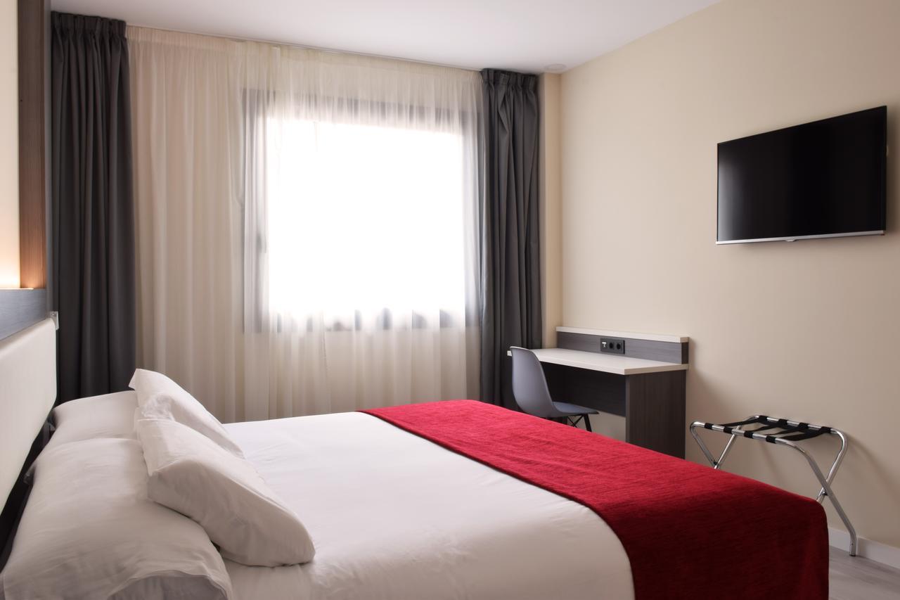 Habitación con cama extragrande.