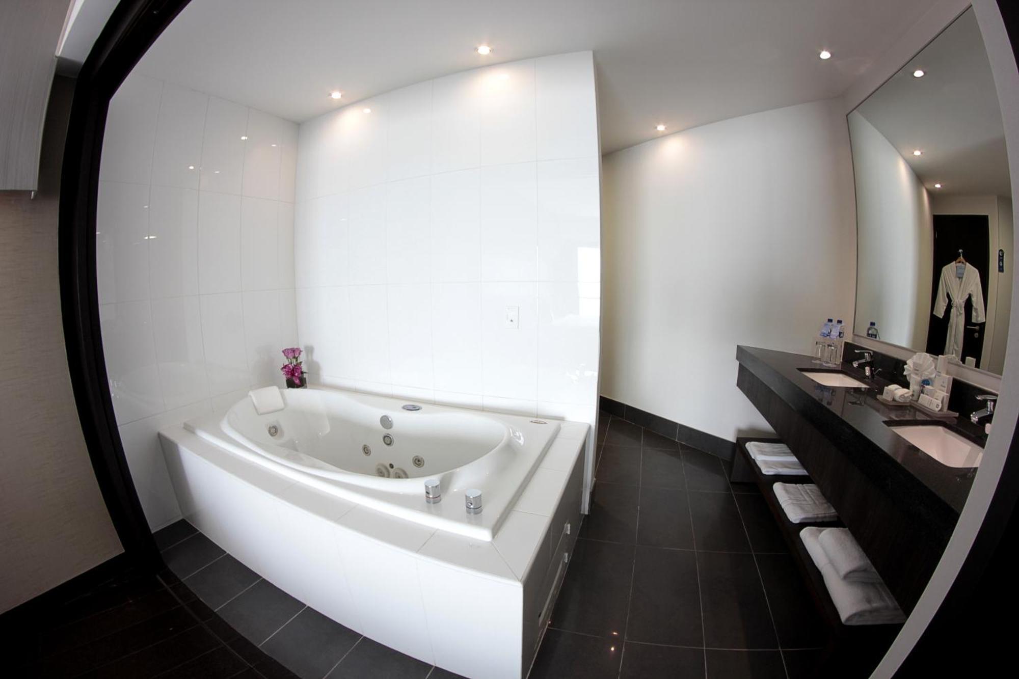 Suite Presidencial con bañera de hidromasaje y vistas al río - Cama extragrande