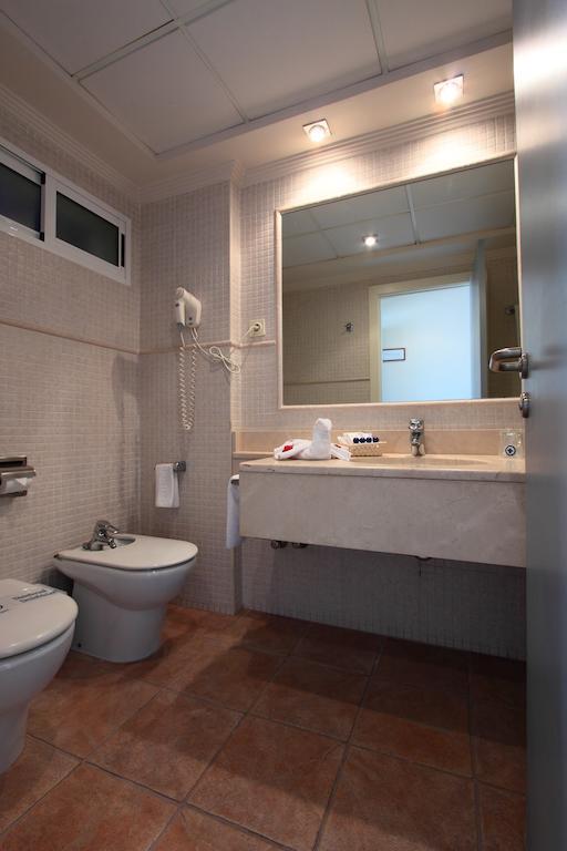 Habitación con cama grande