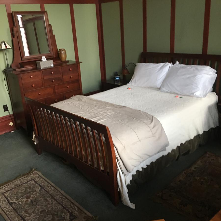 Deluxe Queen Suite