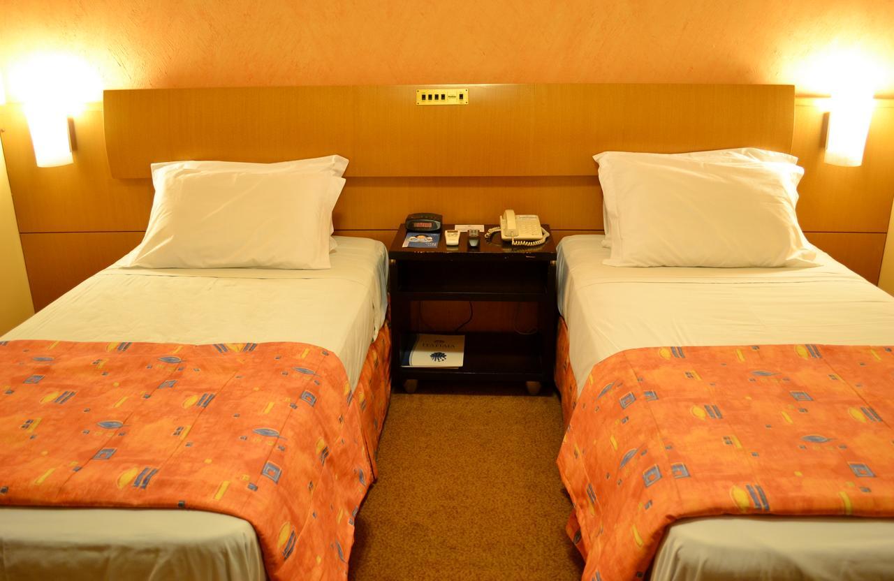 Quarto com 2 Camas de Solteiro