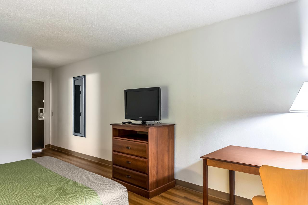 King Room with Micro Fridge - Accessible/Non-Smoking