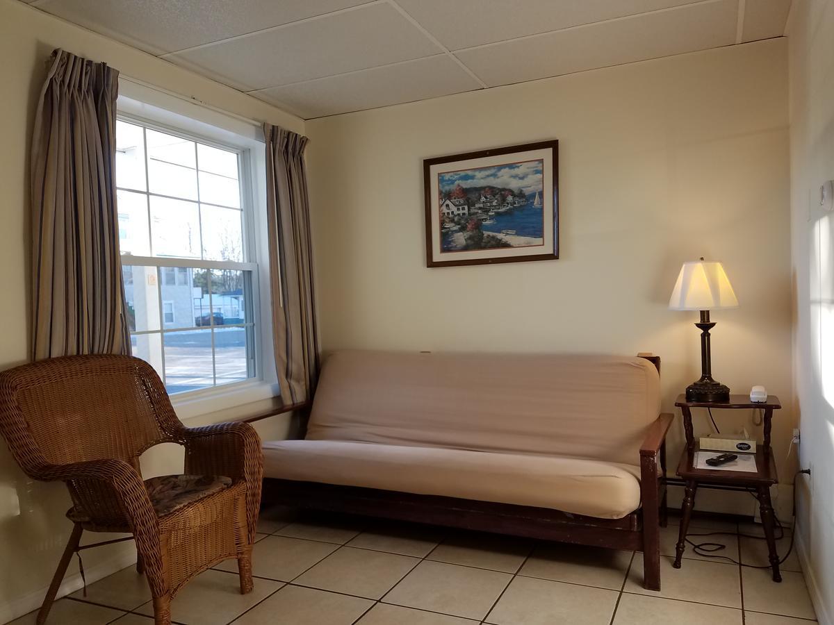 Queen Room with Futon