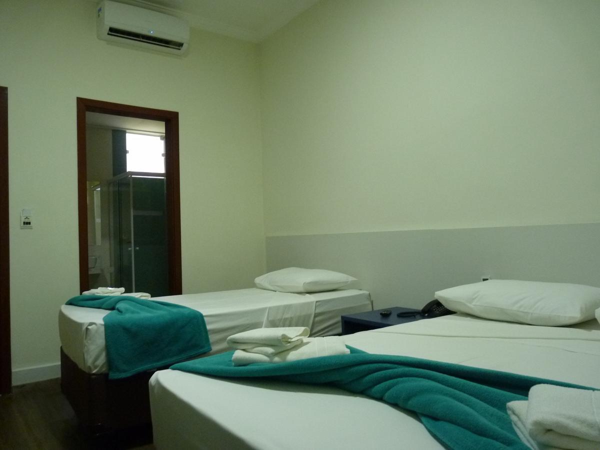 Quarto com 2 Camas de Solteiro