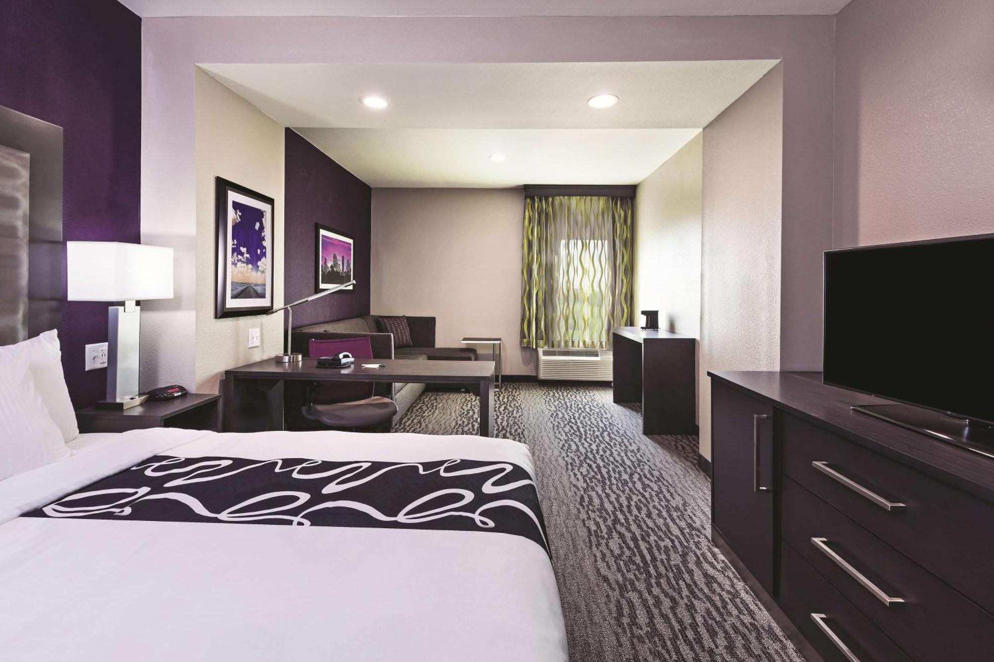 King Room One King Bed Bath Tub Grab Bars Mobility or Hearing Accessible Non-Smoking,995407630:JPEG