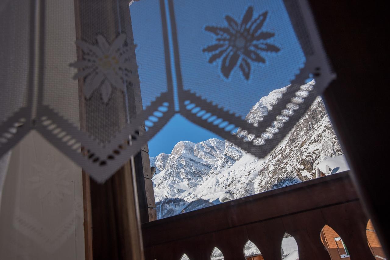 Camera Matrimoniale con Balcone e Vista Montagna