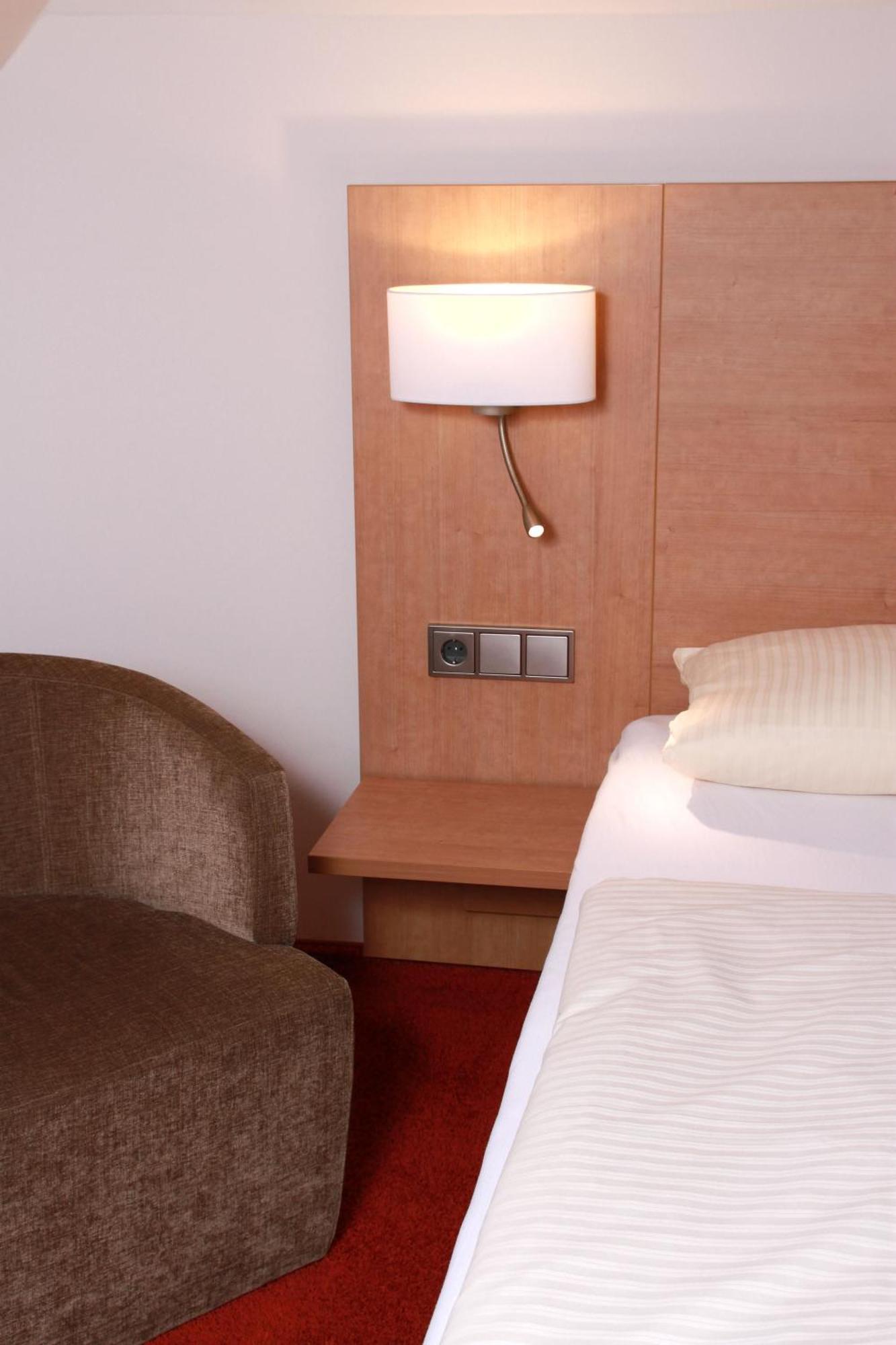 Small Double Room,690267063:JPEG