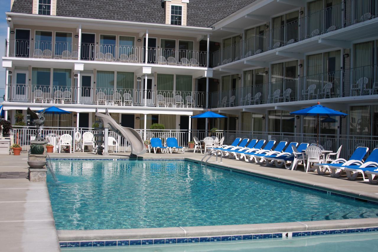 Queen Room with Pool View