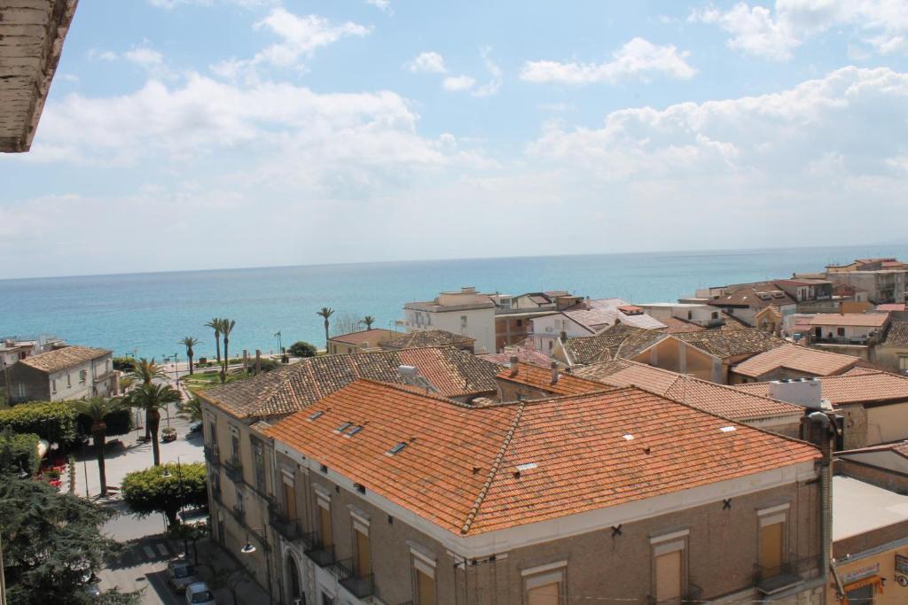 Camera Matrimoniale Superior con Balcone e Vista Mare