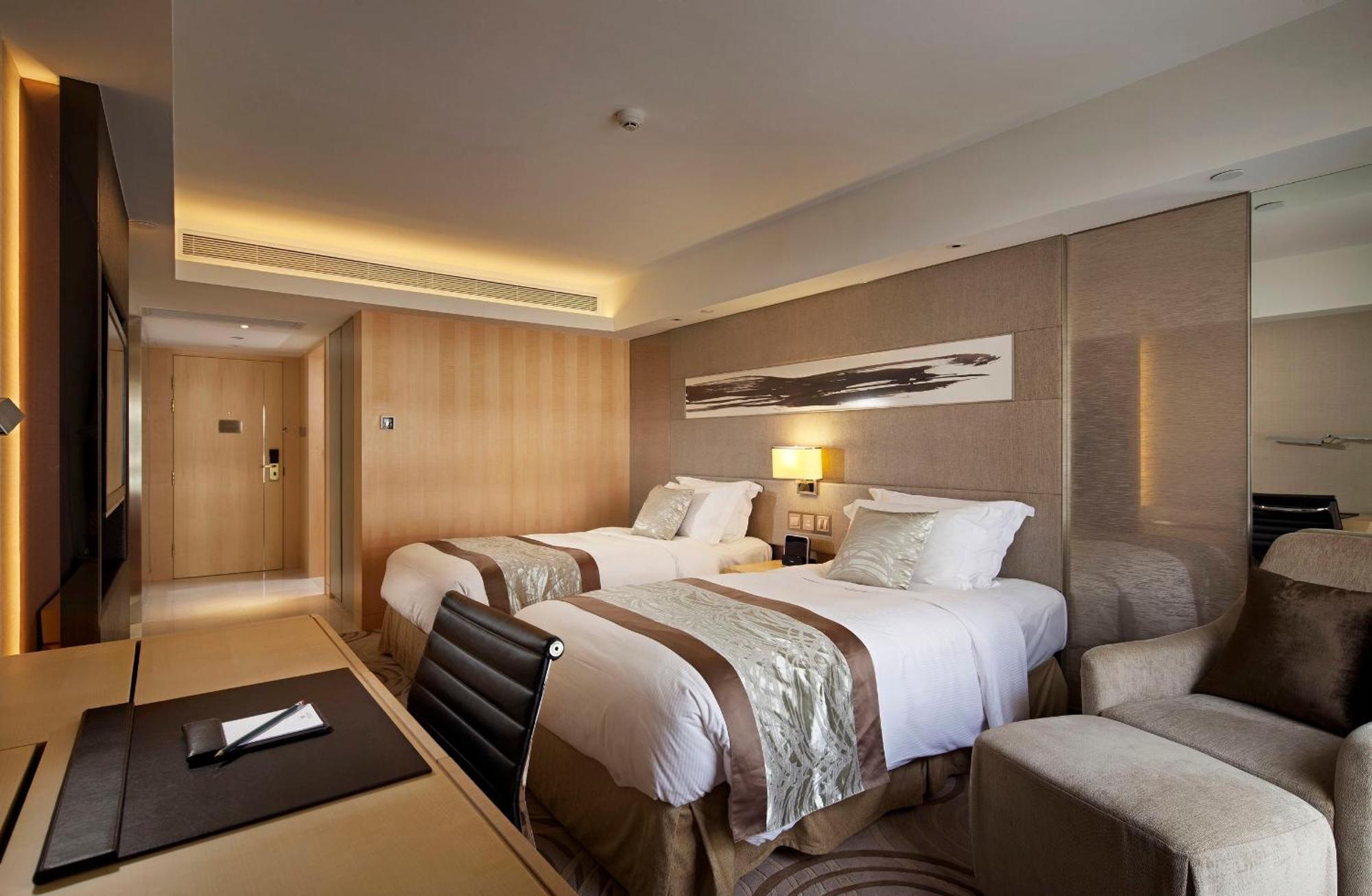 Deluxe Queen or Twin Room