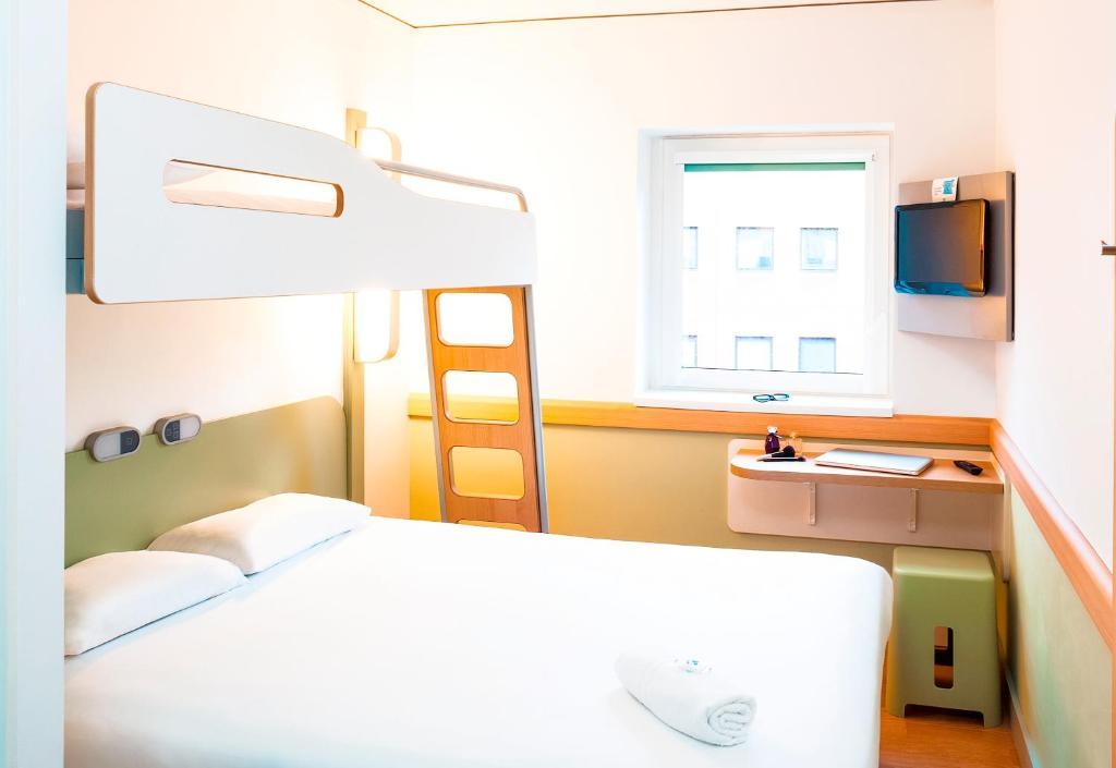 Driepersoonskamer met 1 Tweepersoonsbed en 1 Stapelbed