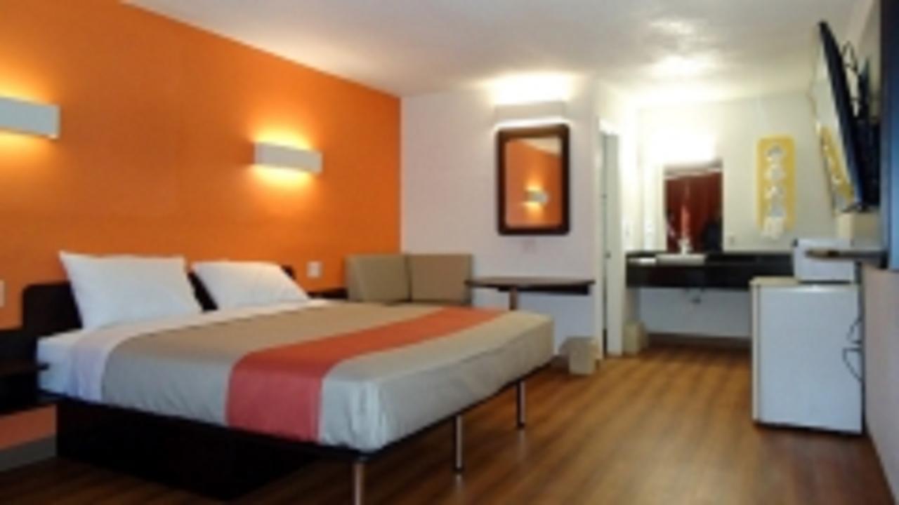 Deluxe King Room - Non-Smoking