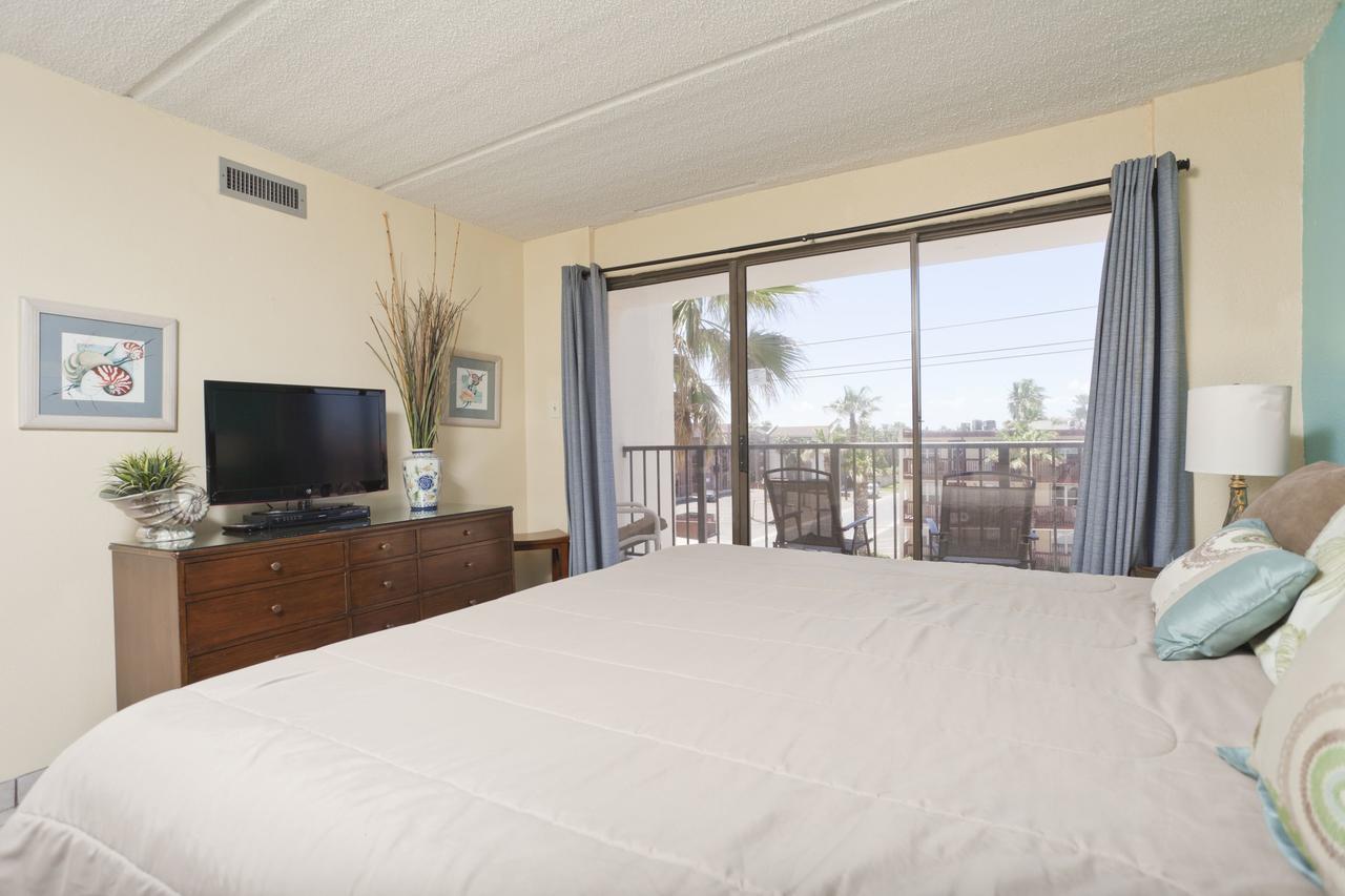 FL2 - Two-Bedroom Beachfront Apartment (8 Adults)
