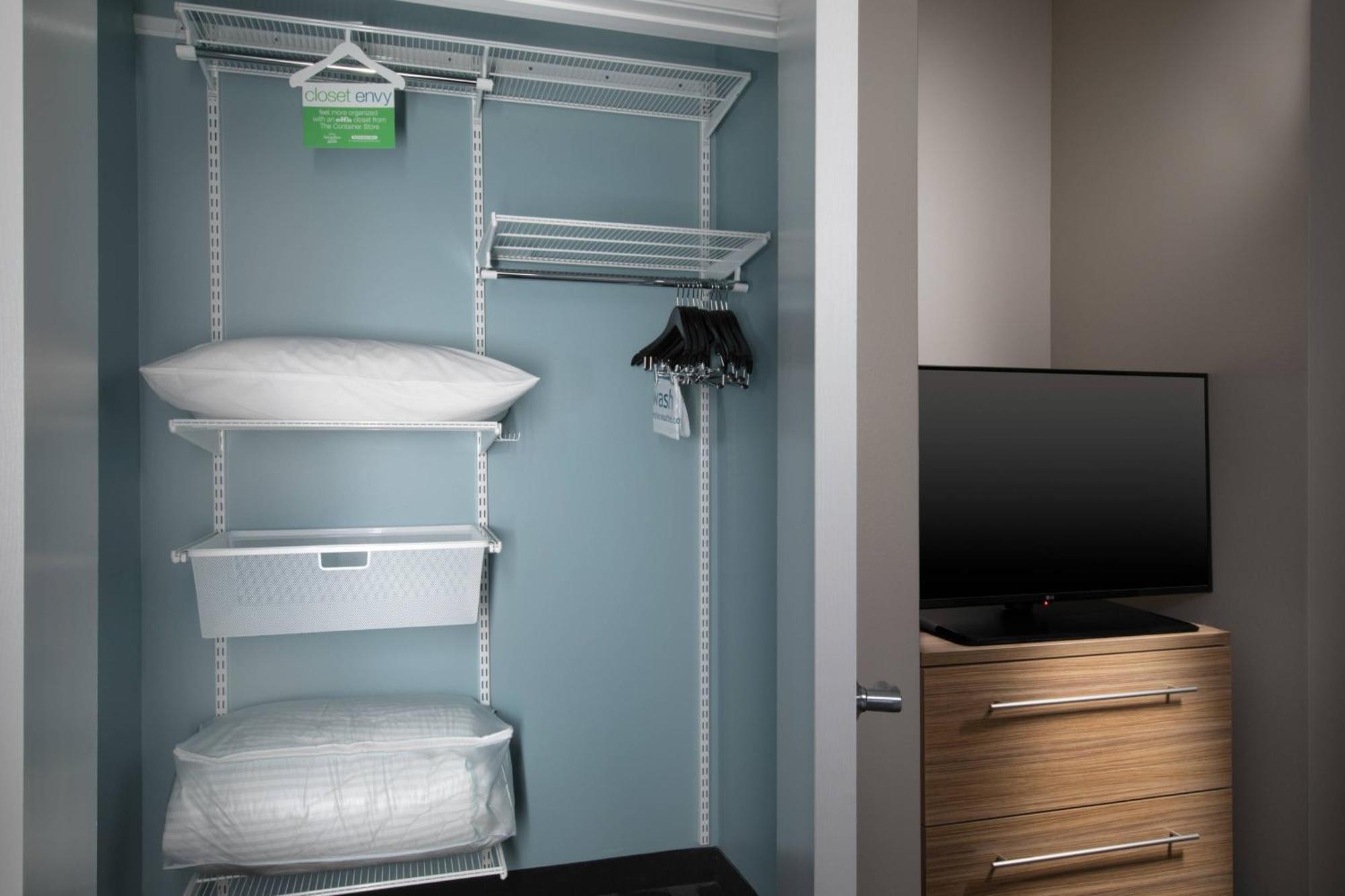 King Studio with Sofa Bed - Hearing Accessible