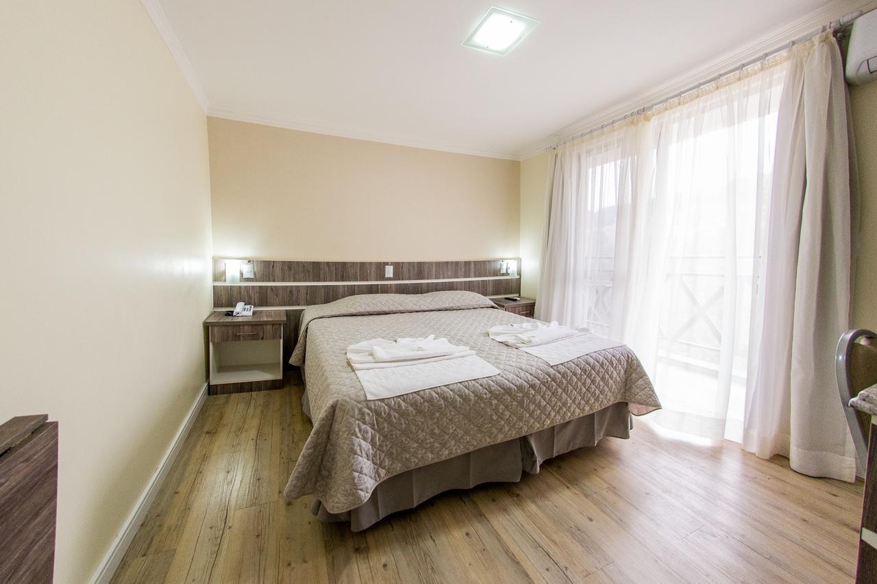 Quarto com Cama de Casal ou 2 de Solteiro