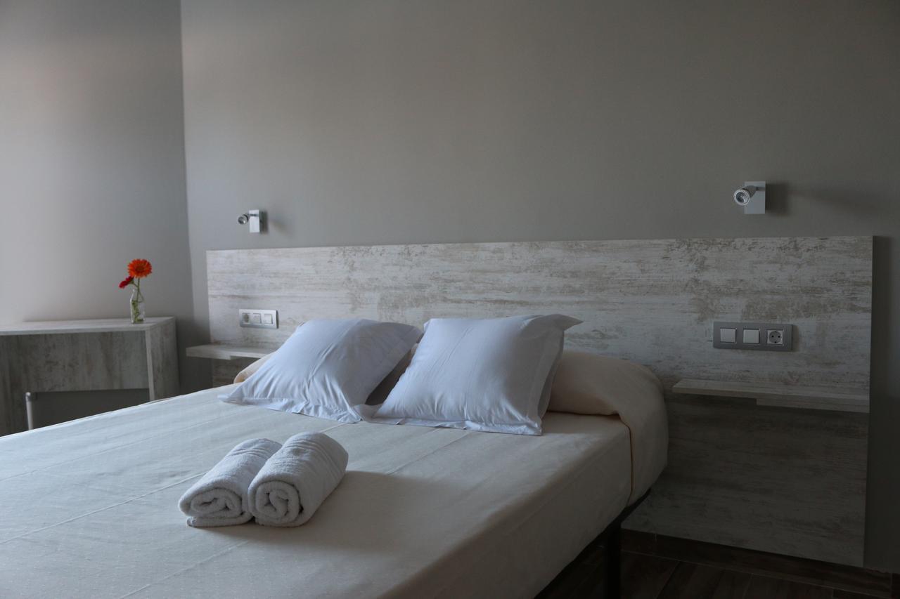 Habitación con cama grande