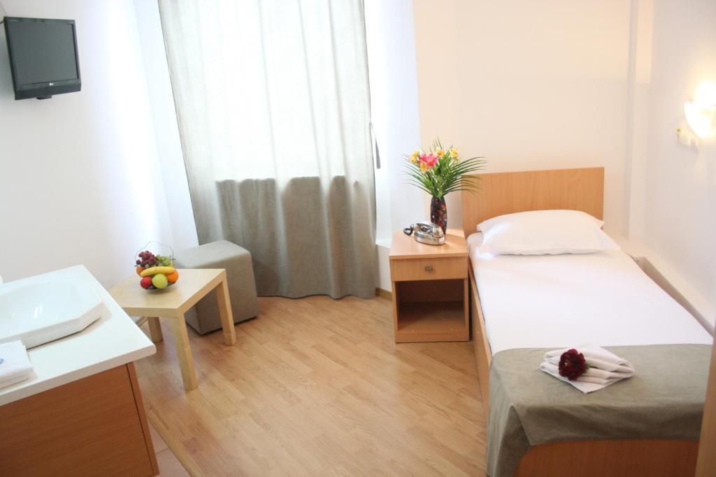 Single Room with Shared Bathroom with Balcony